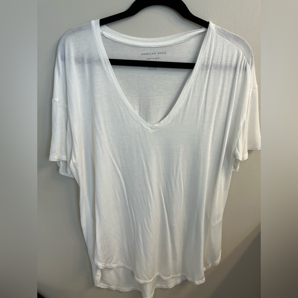 American Eagle v-neck tee. Cream. Size M